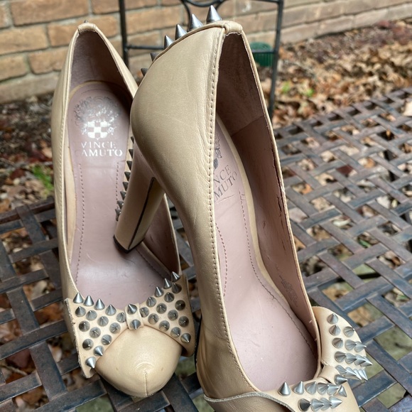 Vince Camuto Jamma Spiked Bow Studs Platform Nude - Picture 2 of 7